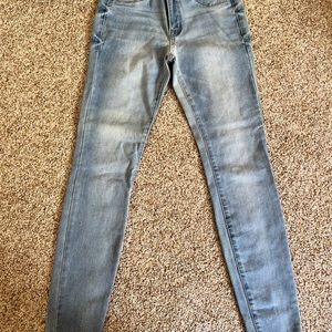 Refuge light wash skinny jeans no rips size 4
